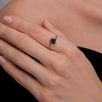 Кольцо из серебра с гранатом в форме сердца