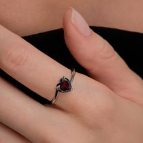 Кольцо из серебра с гранатом в форме сердца