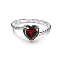 Кольцо из серебра с гранатом в форме сердца