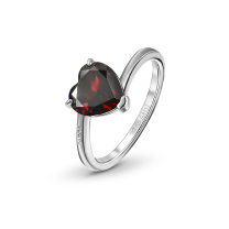Кольцо из серебра с гранатом в форме сердца