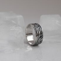 Кольцо из серебра с нанокерамикой Зебра