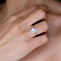 Кольцо с лунным камнем и бриллиантами в белом золоте