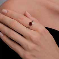 Кольцо из серебра с гранатом в форме сердца