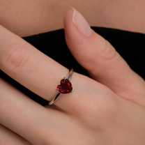 Кольцо из серебра с гранатом в форме сердца