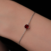Браслет из серебра с гранатом круглой огранки