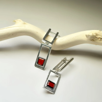 Серьги на английском замке из серебра с янтарем