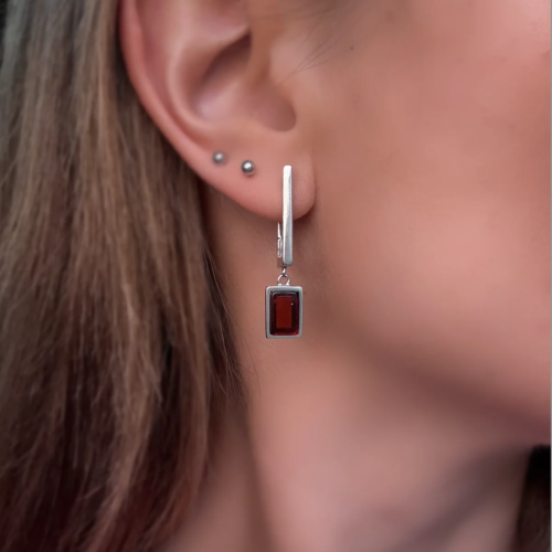 Серьги на английском замке из серебра с янтарем