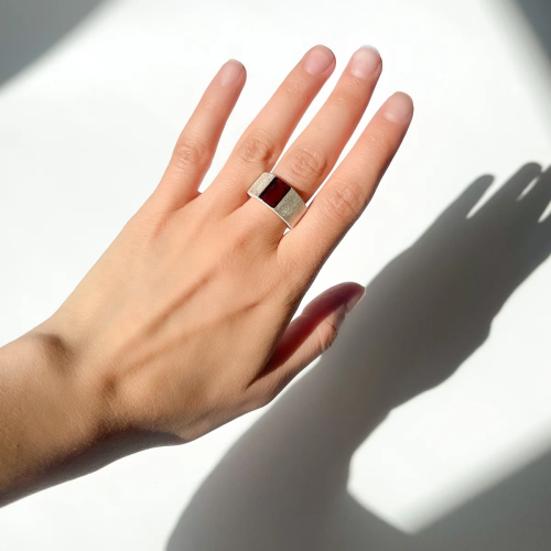 Кольцо широкое из серебра с янтарем