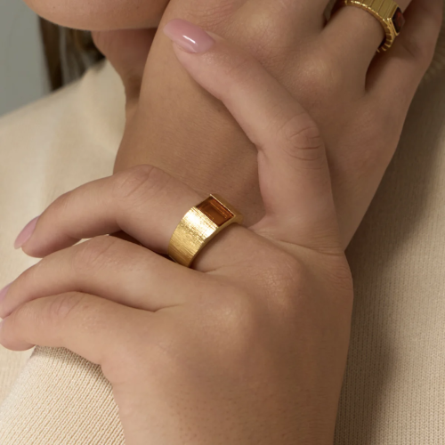 Кольцо широкое позолоченное из серебра с янтарем