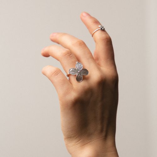 Кольцо из серебра "Цветок гортензии" разомкнутое с фианитом